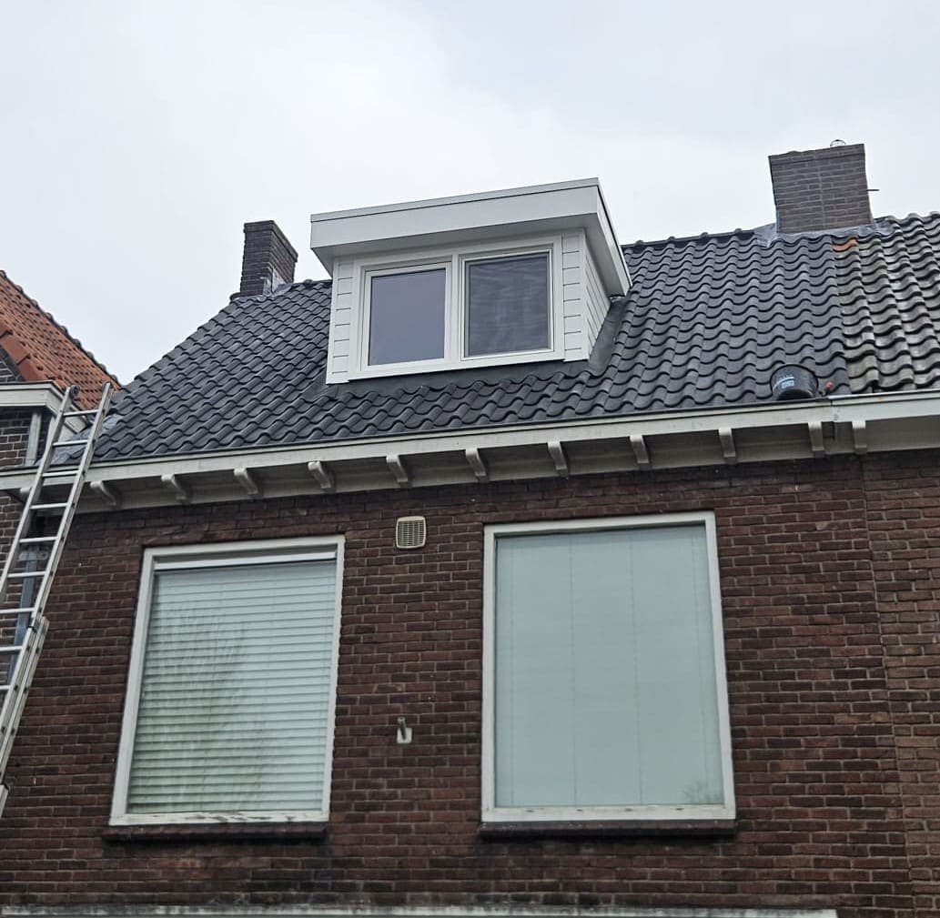 Goed onderhouden pannendak met dakkapel