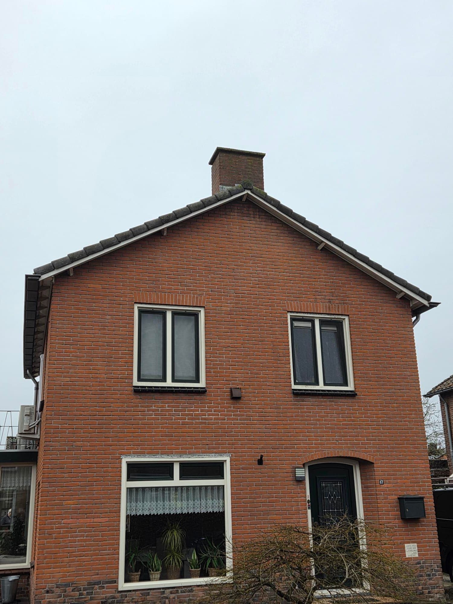 Voorzijde van de woning met het nieuwe dak