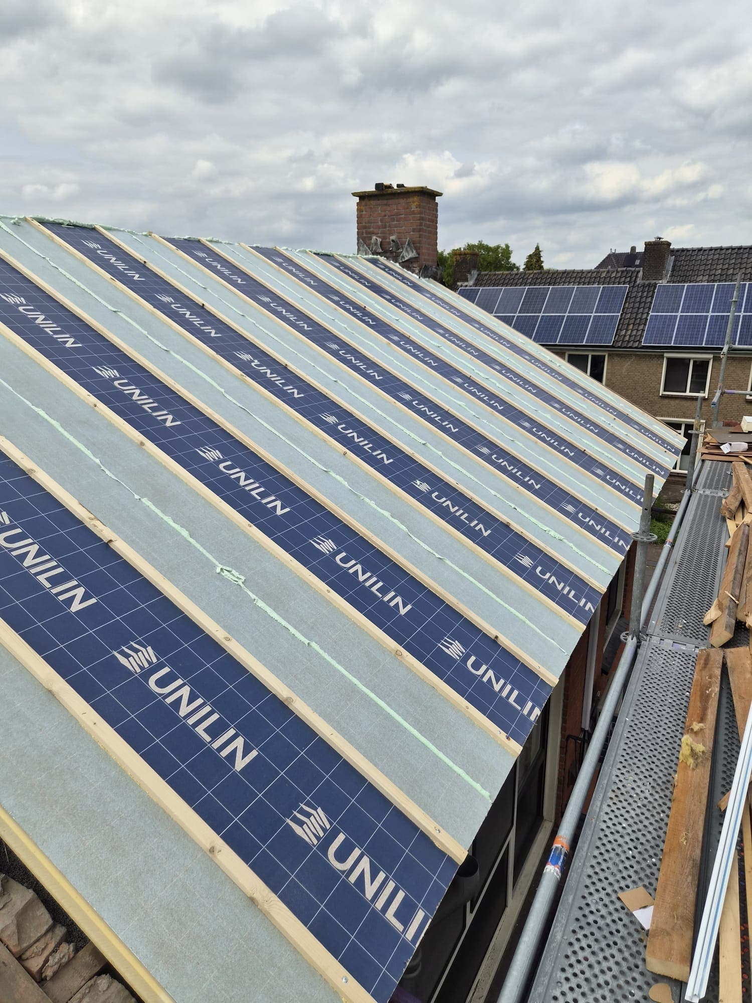 Isolerende renovatieplaten op de kale dakconstructie