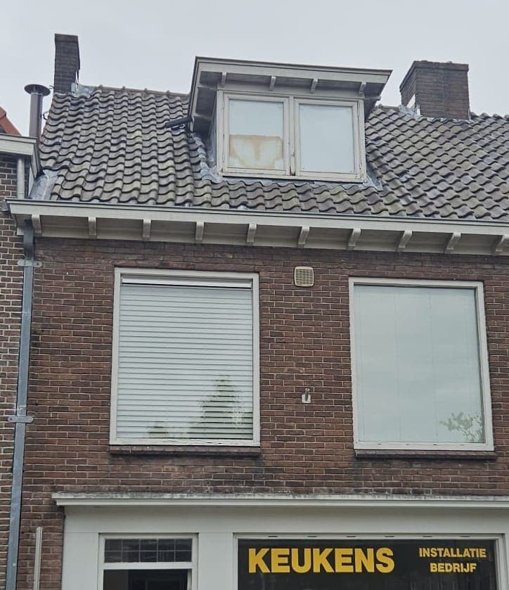 De voorgevel met het oude dak vóór de renovatie