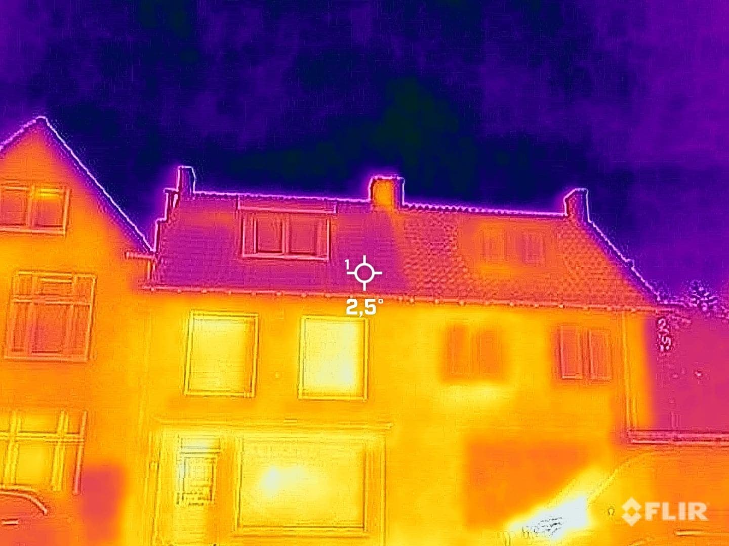 Warmtebeeld: links het door Edeno geïsoleerde dak dat de warmte binnenhoudt, rechts het oude dak dat warmte laat ontsnappen