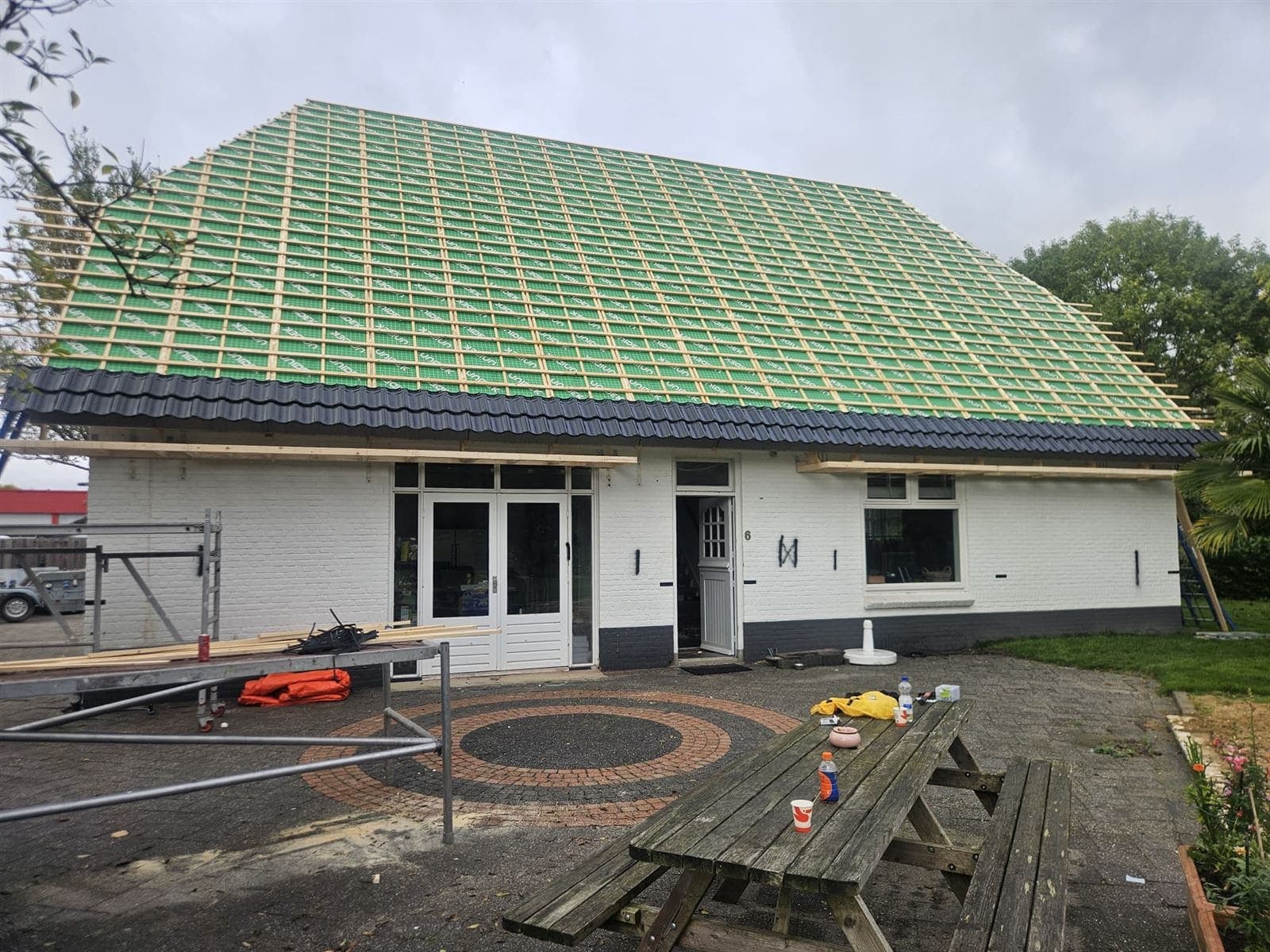 Voorzijde met nieuwe renovatieplaten en panlatten over het hele dakvlak