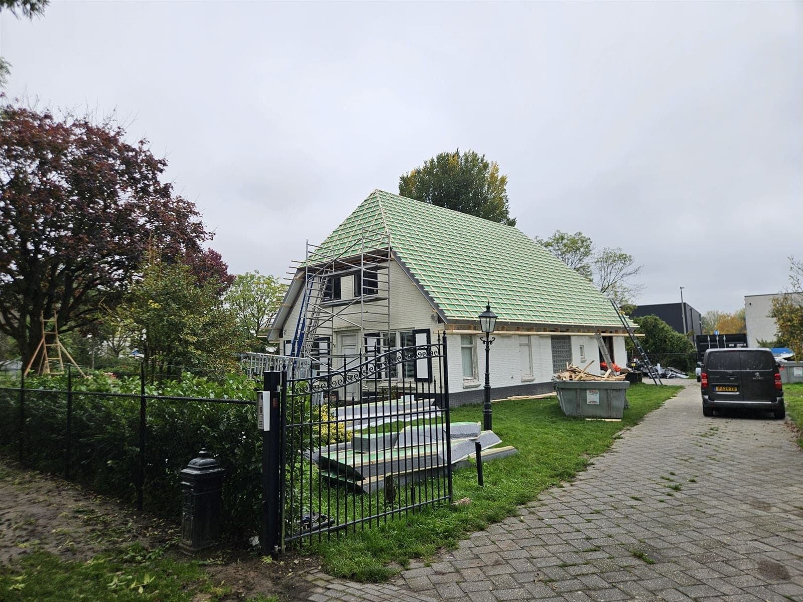 Waterdicht onderdak tijdens een dakrenovatie in Arnhem