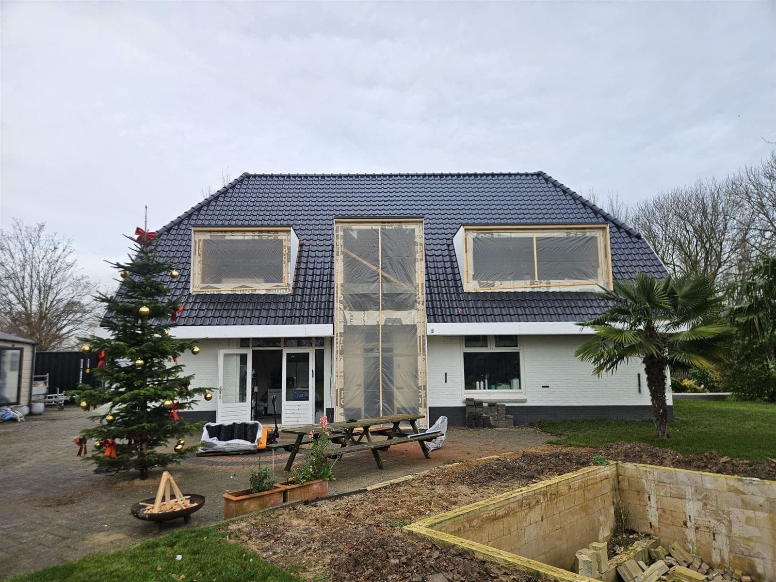 Voorzijde met de nieuwe dakpannen en de twee nieuwe dakkapellen