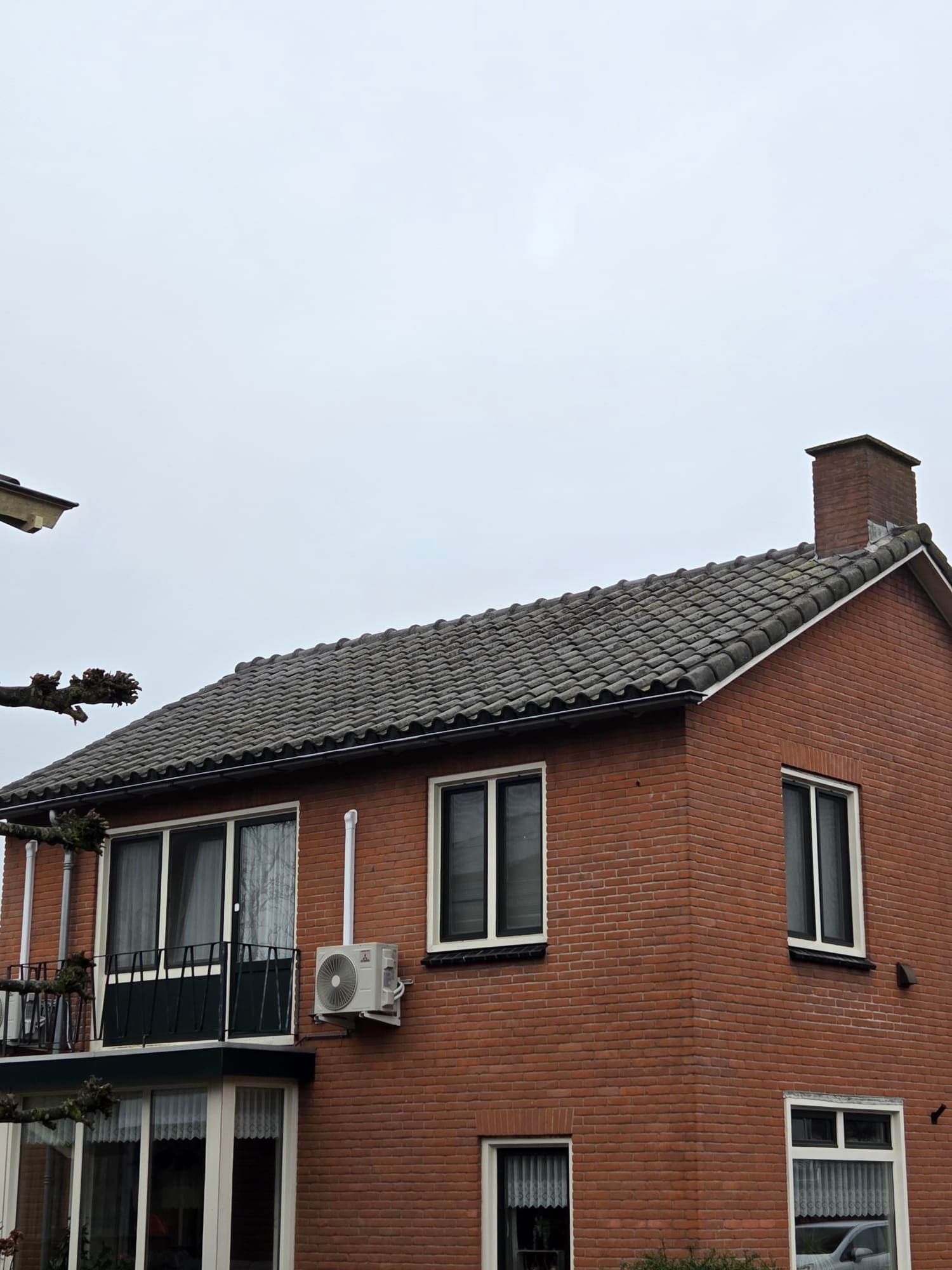 Het oude pannendak vóór de renovatie