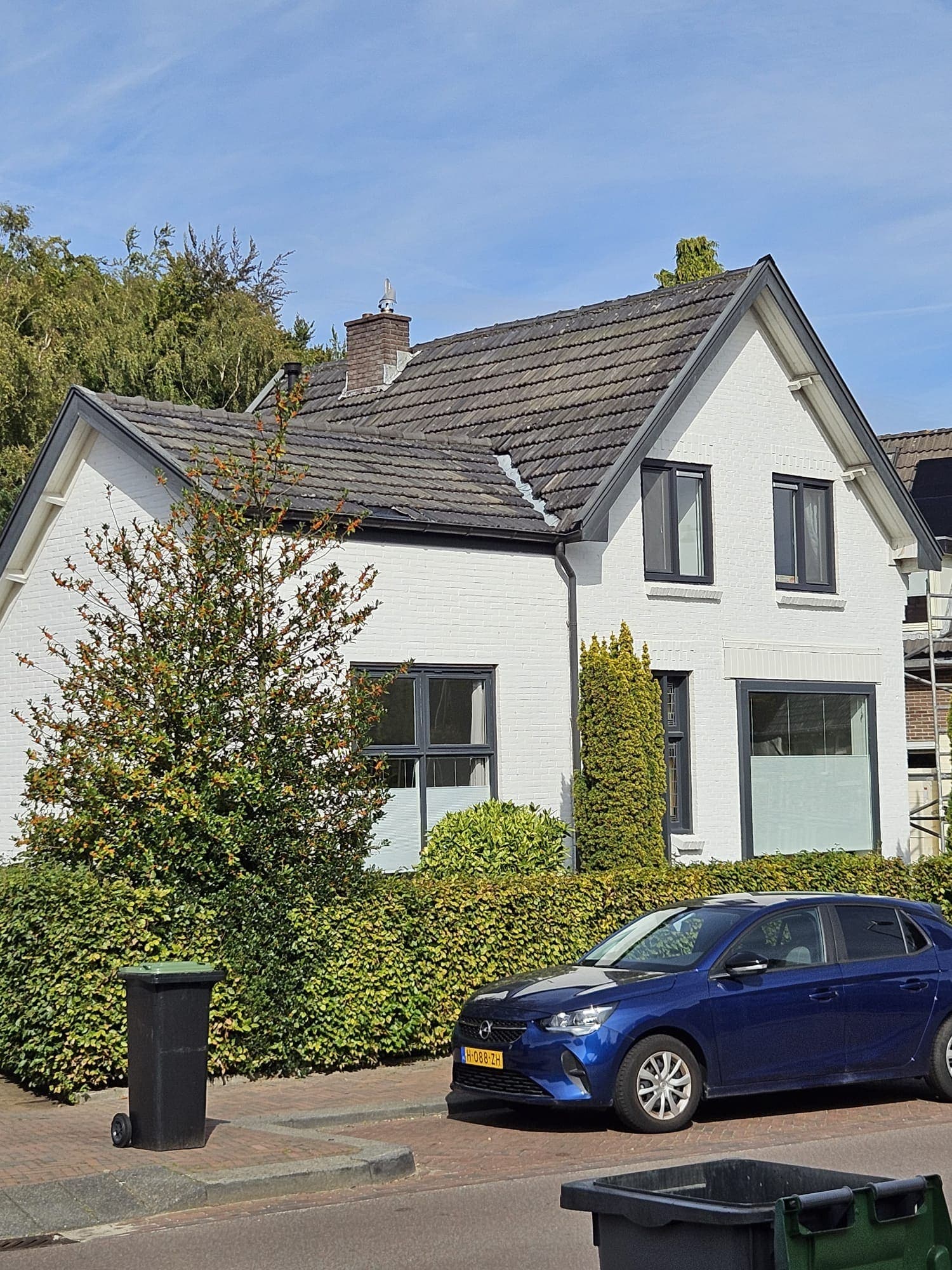 De woning met de oude, verweerde dakpannen