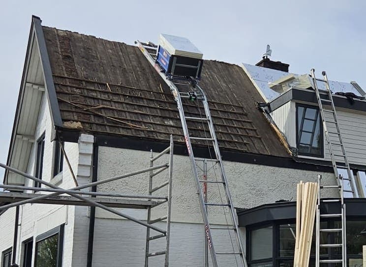 Rechterzijde vóór de renovatie, met ladders tegen het oude dak